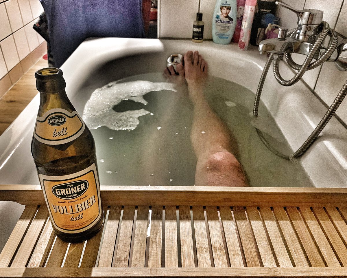 Links Grüner. Versiffter Badewanne