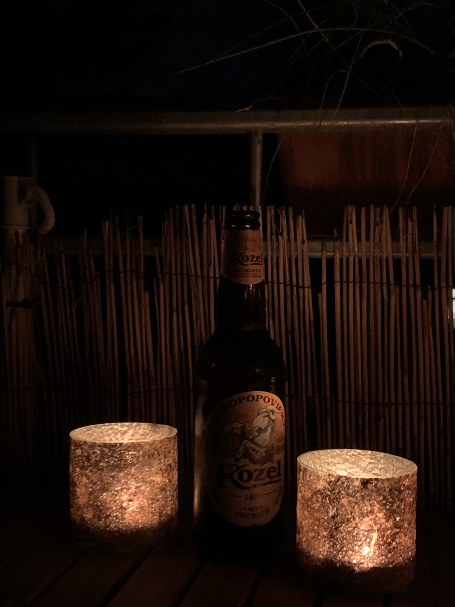 Beim Bier sitzen und sich gegenseit