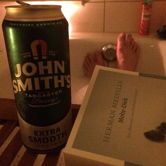 Zwei Wale, ein schottisches Bier un