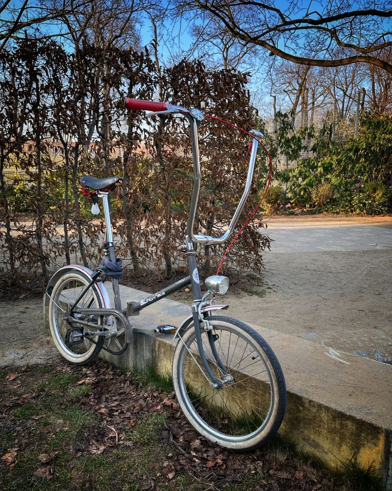 Mein graues MiFa Klappfahrrad mit extra hohem Lenker von links vorn betrachtet